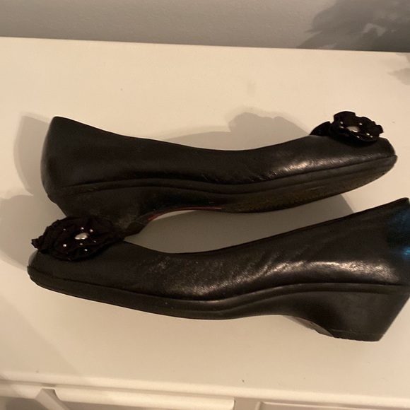 Bandolinos wedge shoe. Gently used. Cute leather flowers on toe dress them up - Picture 4 of 8